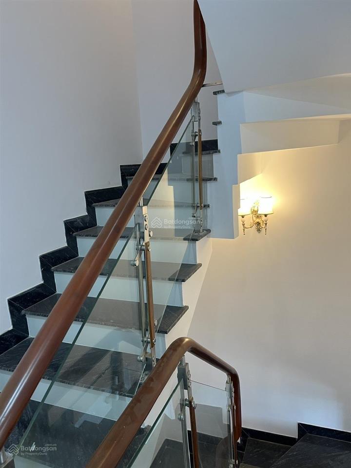 Bán nhà phố 4 tầng , gần chợ , mặt đường số thông thoáng