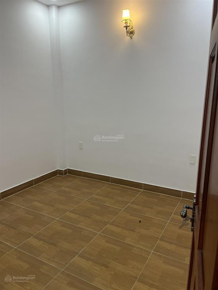 Bán nhà phố 4 tầng , gần chợ , mặt đường số thông thoáng