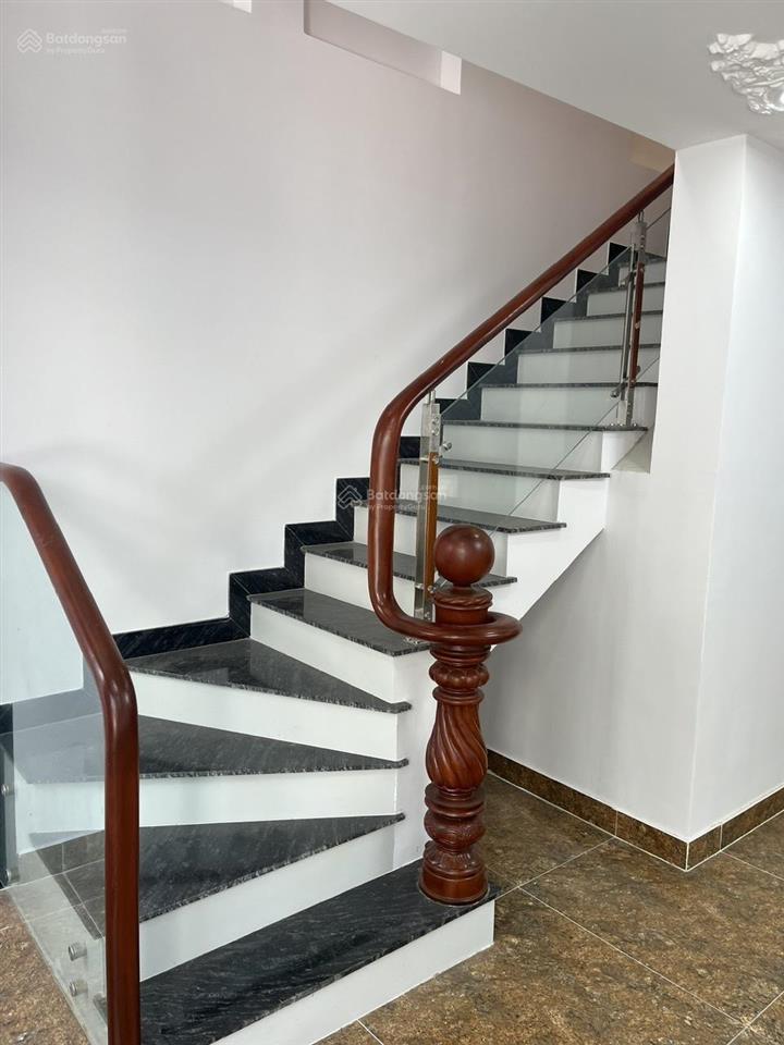 Bán nhà phố 4 tầng , gần chợ , mặt đường số thông thoáng