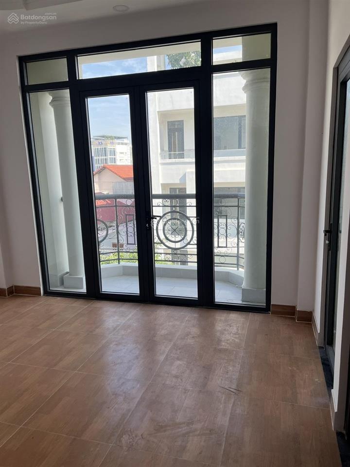 Bán nhà phố 4 tầng , gần chợ , mặt đường số thông thoáng