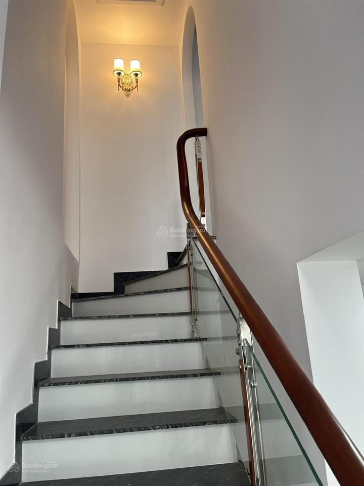 Bán nhà phố 4 tầng , gần chợ , mặt đường số thông thoáng