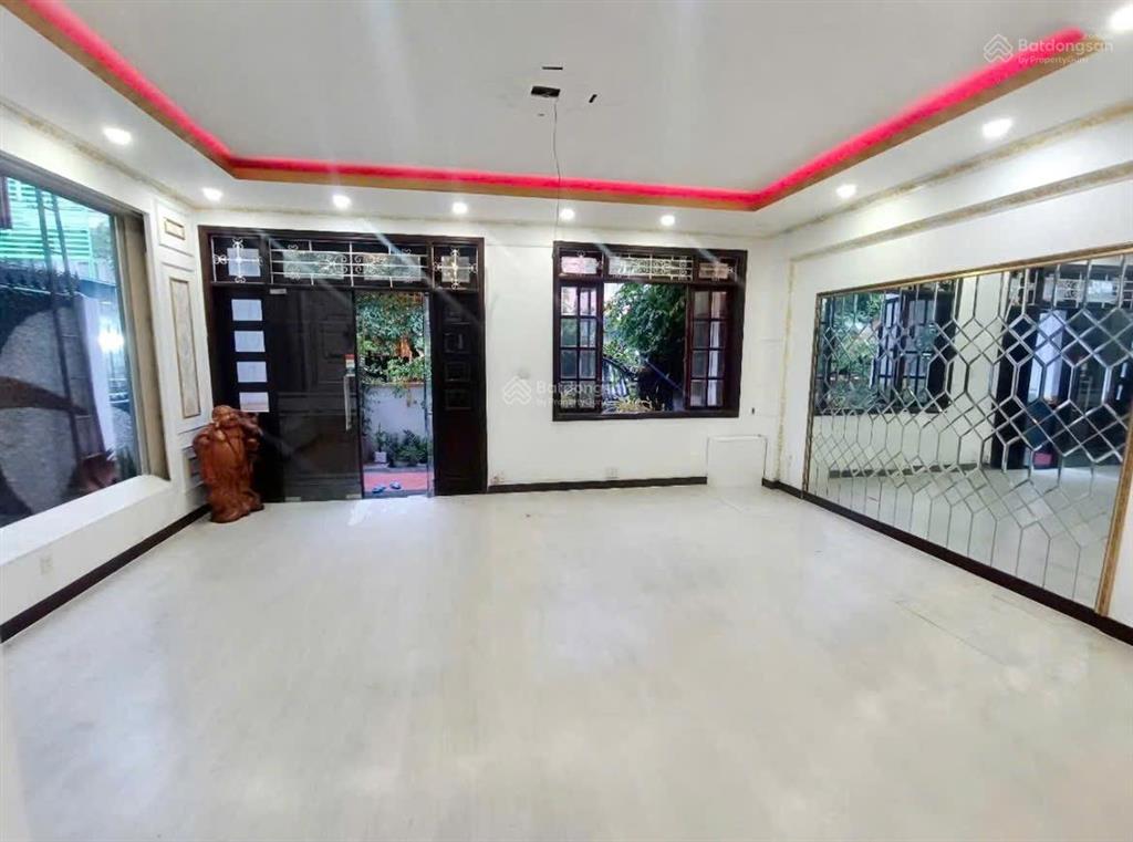 Biệt thự đường hoa đào phú nhuận 8x18m, 5 tầng 75 triệu/tháng