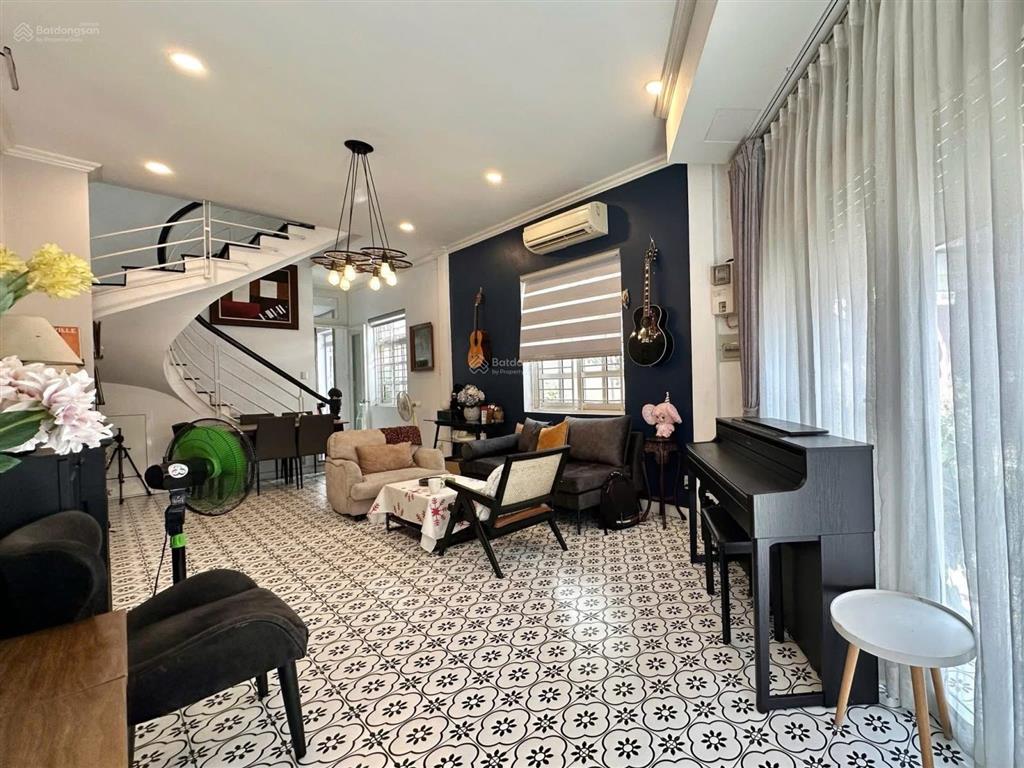 Cần bán gấp góc 2 mặt tiền siêu đẹp đường hoa lan p.2 phú nhuận 4 tầng