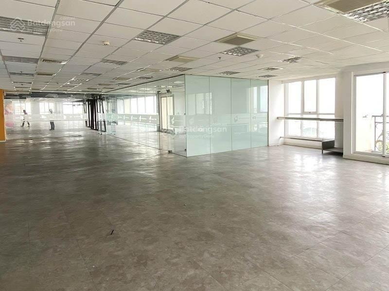 Cho thuê văn phòng the flemington tower đường lê đại hành, quận 11. dt 300m2.  0906 391 ***