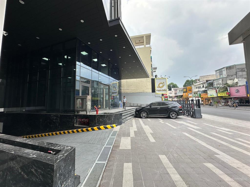 Cho thuê văn phòng l'mak 68 đường phan đăng lưu, p. 5, phú nhuận. dt 300m2  0906 391 ***