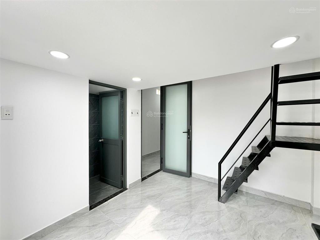 Phòng 20m23tr, gác lửng, máy lạnh, bếp, ban công/cửa sổ, mặt tiền đường ngay gần cv phần mềm q.12