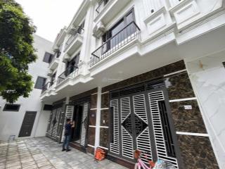 Nhà riêng 3 tầng 45m2 thị trấn chúc sơn cách cầu mai lĩnh 2km . 10p di chuyển tới bx yên nghĩa .