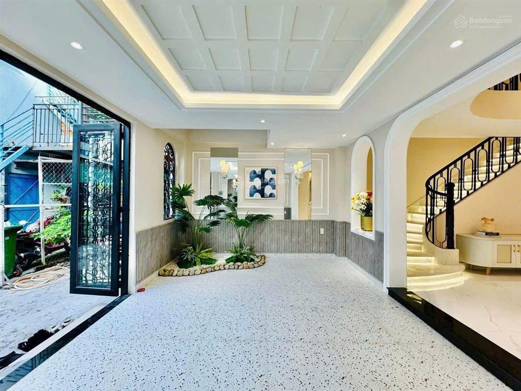 Nhà xây mới bề ngang siêu khủng tân cổ điển quang trung