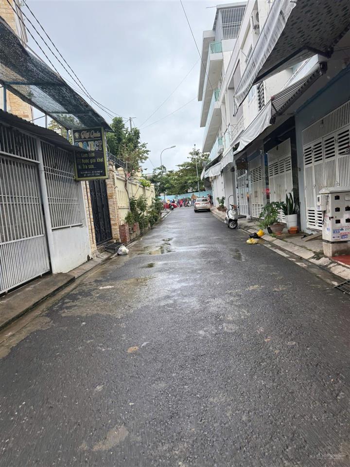 Bán nhà 2 tầng hẻm phước hải  nha trang cách đường b7 chỉ 50m . giá chỉ 2 tỷ 690