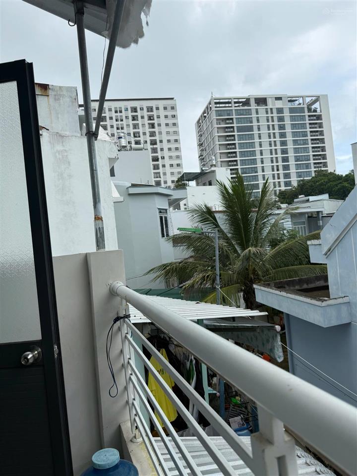 Bán nhà 2 tầng hẻm phước hải  nha trang cách đường b7 chỉ 50m . giá chỉ 2 tỷ 690