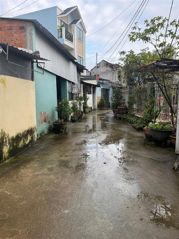 Bán nhà 2 tầng hẻm phước hải  nha trang cách đường b7 chỉ 50m . giá chỉ 2 tỷ 690