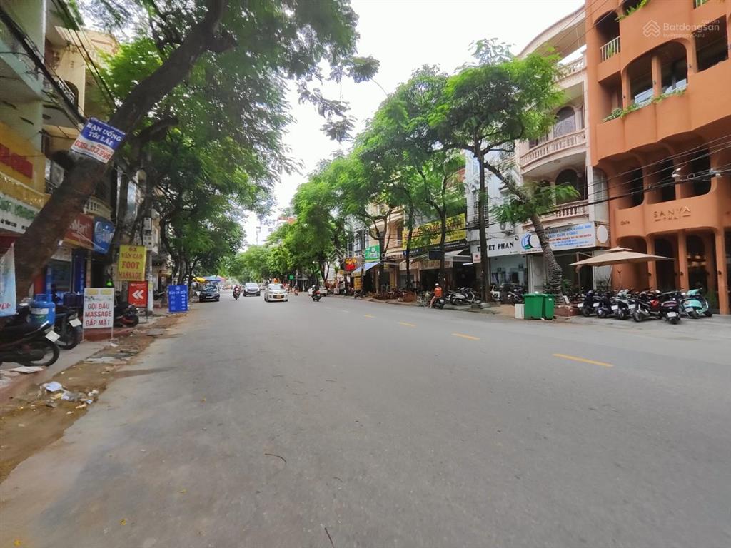 Bán gấp nhà lô góc vị trí vàng mặt đường văn cao  90m2  mt 4,5m, 30,5 tỷ