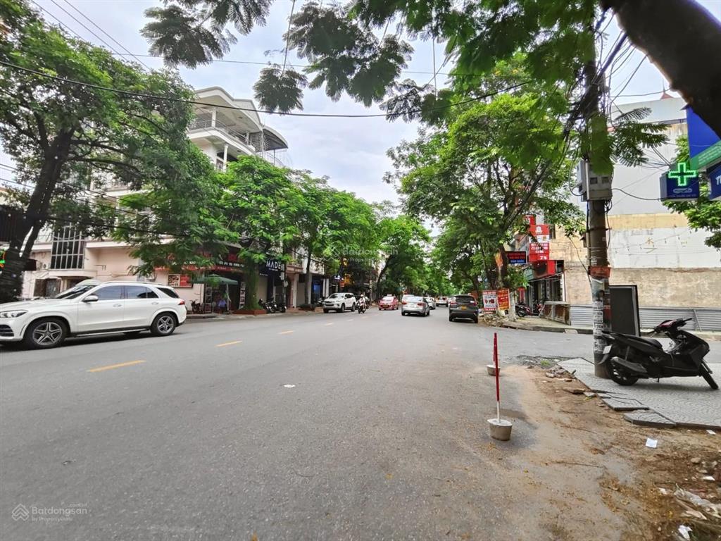 Bán gấp nhà lô góc vị trí vàng mặt đường văn cao  90m2  mt 4,5m, 30,5 tỷ