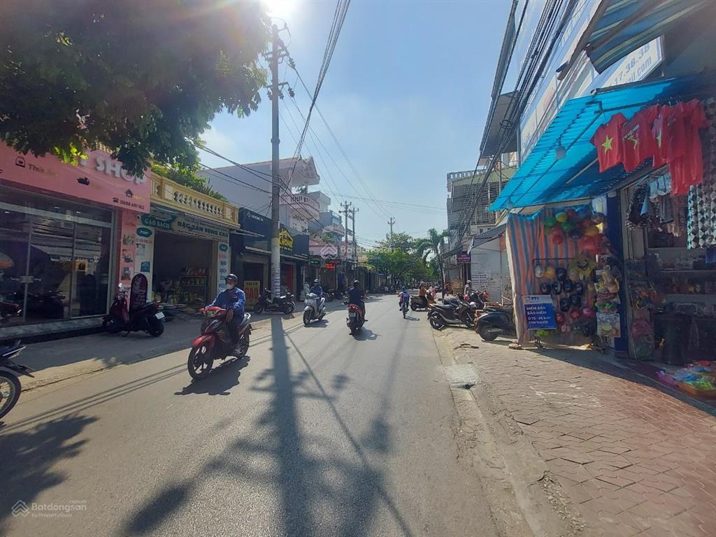 Căn góc mặt đường trung lực hàng hiếm  90m2  mt 4,6m  11,1 tỷ