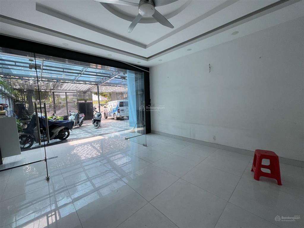 Toà nhà văn phòng (10.8 x 40m)  1 trệt 3 lầu (gần 1000m2 sàn)  (có bán lẻ 1 căn) giá 12.5t/ căn