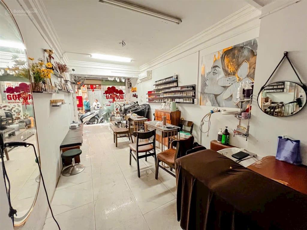 Phố tôn thất tùng mặt ngõ thông kinh doanh. đối diện bv đại học y hn
dt 45m2 xây 5 tầng giá 12.85 t