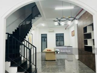 Cho thuê nhà phố hoàn thiện cơ bản giá 27tr/tháng lakeview city đường đôi 25m, trục chính dự án