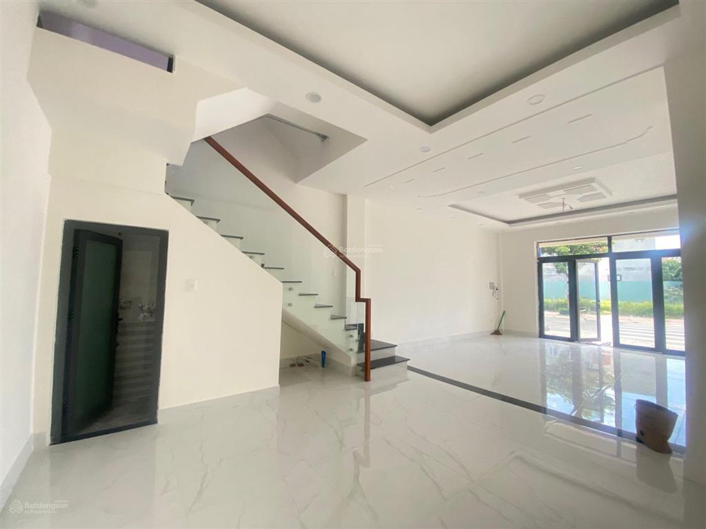 Bán nhà phố 1 trệt 2 lầu hoàn thiện sổ hồng riêng thuộc khu dân cư cạnh ubnd phường bình chuẩn