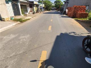 Mặt tiền đường hưng long quy đức. gần uy ban xã qui đức.