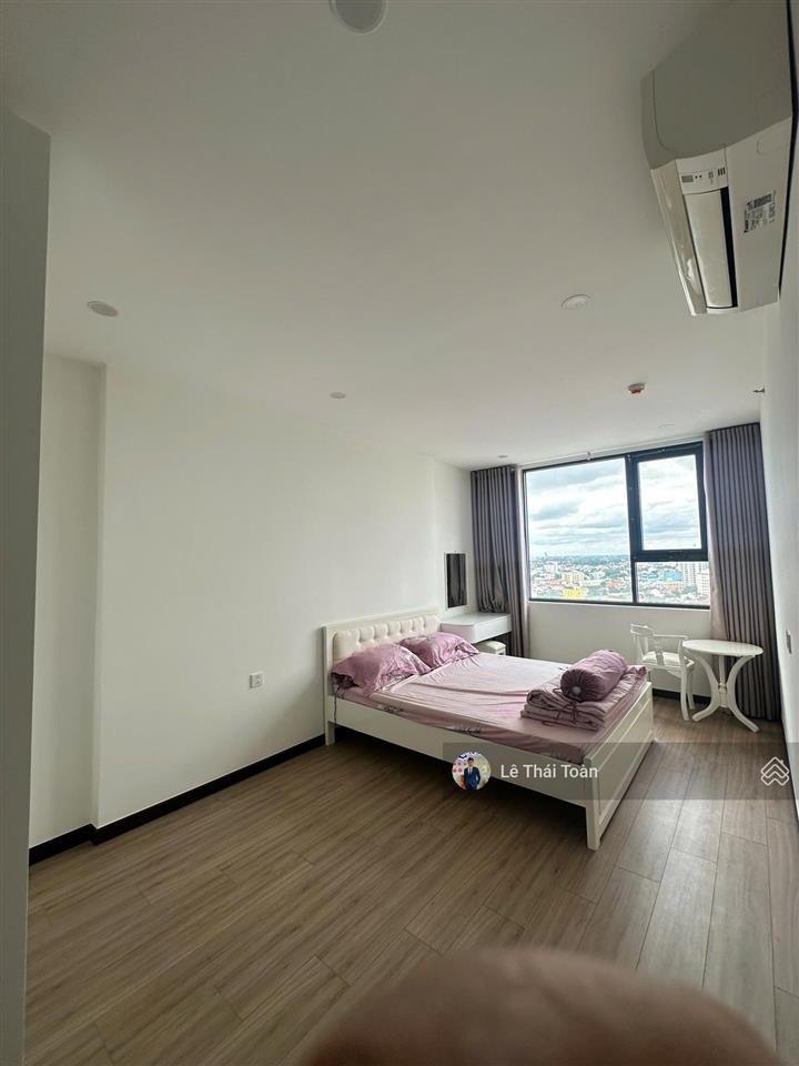 Cho thuê căn hộ 2pn 2wc 79m2 view ngoại khu tầng trung, cao đẹp nhất toà c sky view. giá tốt nhất