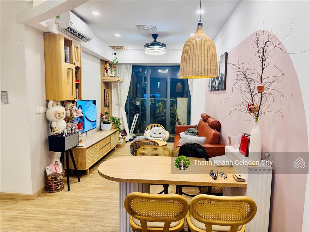 Bán gấp căn 2pn, 2wc, 1 bancon, 71m2 khu emerald celadon city tân phú, giá 4tỷ650 view hồ bơi