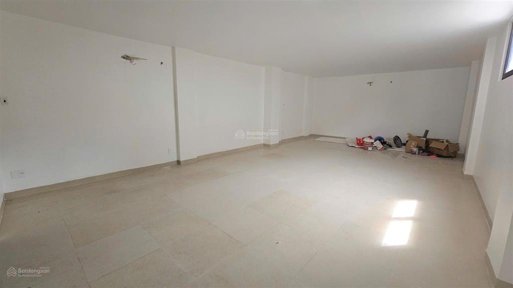Mặt tiền 5x40m, thang máy, 1 trệt 4 lầu, mới 100%