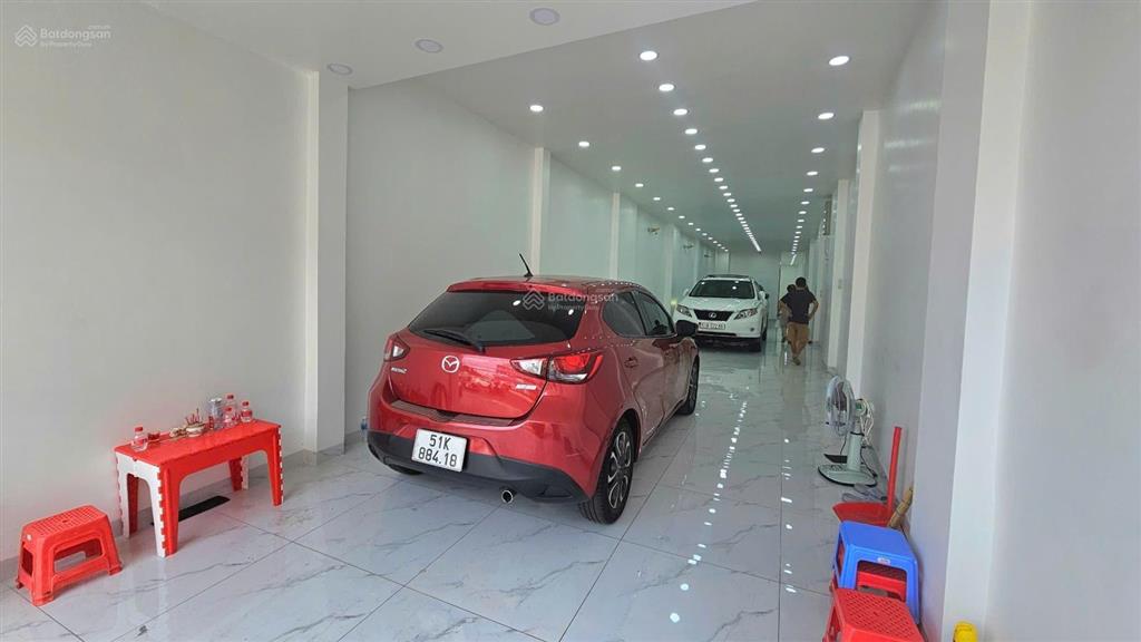Mặt tiền 5x40m, thang máy, 1 trệt 4 lầu, mới 100%