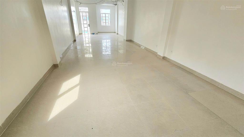 Mặt tiền 5x40m, thang máy, 1 trệt 4 lầu, mới 100%