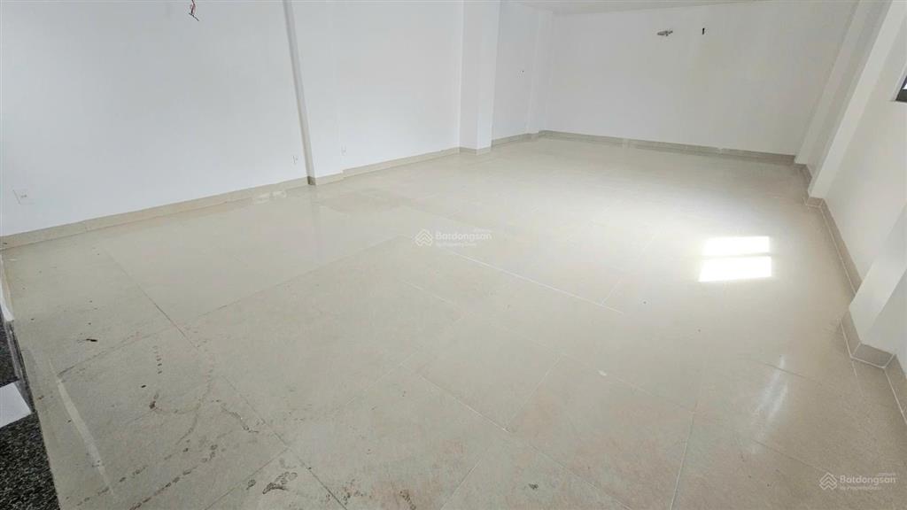Mặt tiền 5x40m, thang máy, 1 trệt 4 lầu, mới 100%