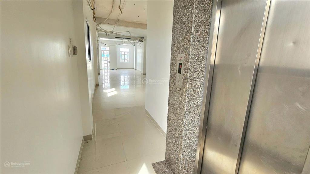 Mặt tiền 5x40m, thang máy, 1 trệt 4 lầu, mới 100%