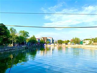 Chủ nhà giao lưu ô đất với các nhà đầu tư