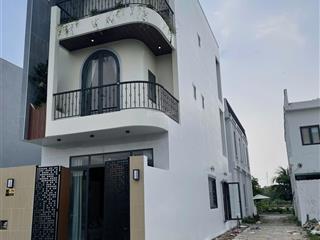 Căn góc 2 mặt tiền view công viên tiện buôn bán có 2 lầu giá rẻ nhất