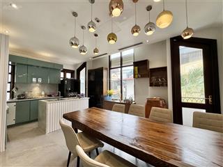 Biệt thự mới, 4 phòng ngủ, nội thất sang trọng ở tây hồ cho thuê
