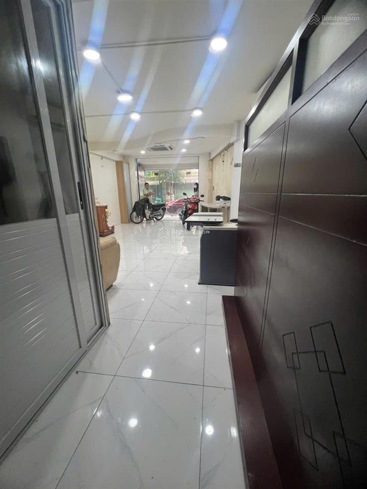 Cho thuê tầng trệt nhà mặt tiền trần bình trọng, q5