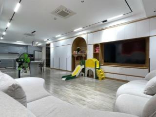 Cực hiếm gđ tôi bán gấp hpc landmark 118m2 3pn 2vs. full nt. có sân vườ. tầng trung giá chỉ 7,x tỉ