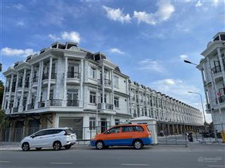 Bán suất ngoại giao shophouse royal town dĩ an, 4,956 tỷ, 68m2, 4pn, 4wc, 3 tầng