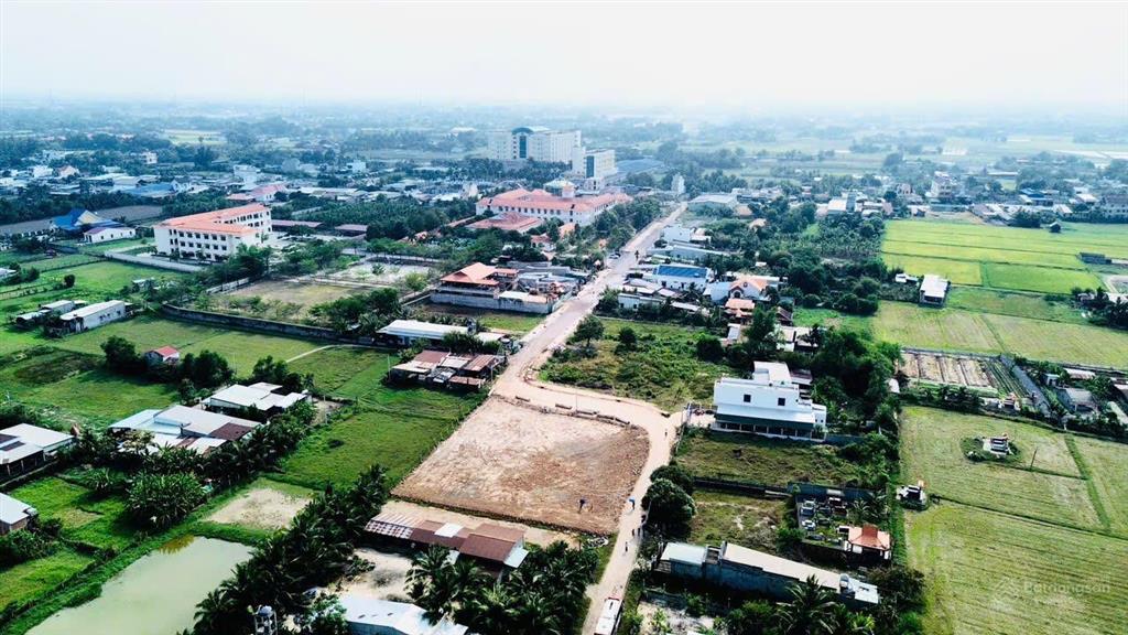 Bán lô đất 2 mặt tiền đường xe hơi liền kề vinhomes hậu nghĩa dt 401m2 thích hợp làm nhà vườn