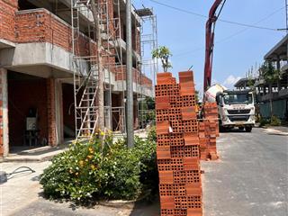 Chính chủ bán gấp căn nhà đang xây dt 105m2 dtsd lên đế 307m2 có sân thượng, giá 4 tỷ 9 bao cc