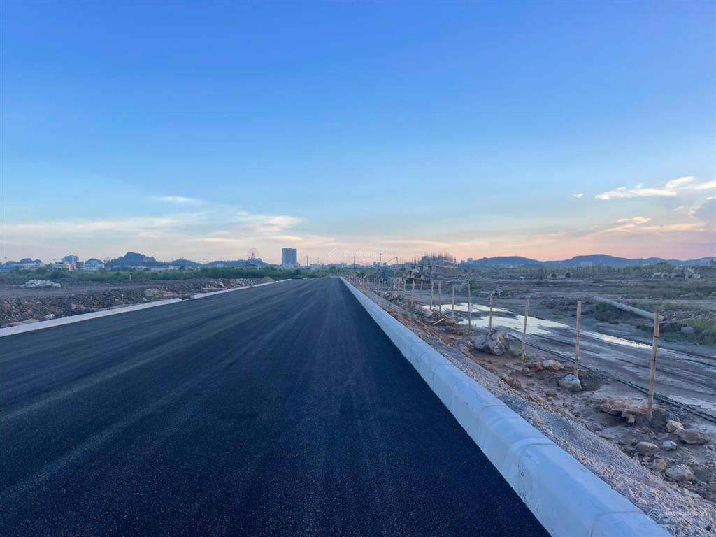 Cắt lỗ liền kề quay tiện ích, giá đất 17tr/m2,  0866 861 ***