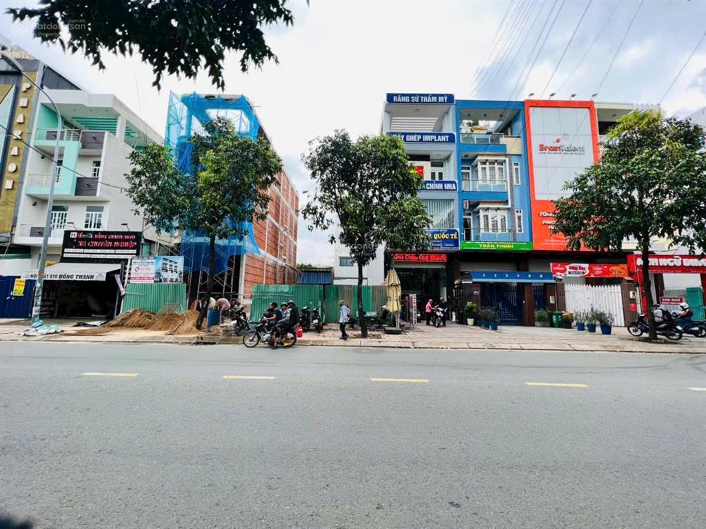 Mặt tiền kd sầm uất, vỉa hè rộng đg đào trinh nhất giao với phạm văn đồng, xd 1 hầm, 4lầu. còn tl
