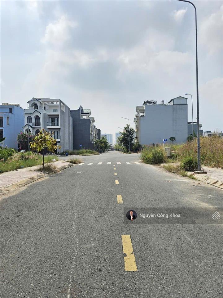 Bán nhà đúc 4 tầng hoàn công, 5 phòng ngủ, đường trục chính kdc gần thủ đức 5km, p.bình an, dĩ an