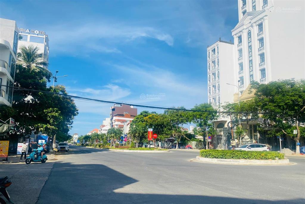 Bán cặp đất 200m2 mặt tiền đường hồ xuân hương, thông ra biển ngay furama resort
