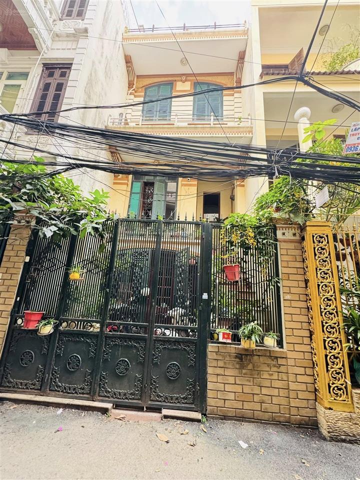Cần bán gấp nhà 4 tầng, 70m2 phố hào nam, mặt tiền 4,3m, nở hậu, ô tô trong nhà