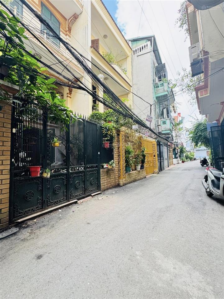 Cần bán gấp nhà 4 tầng, 70m2 phố hào nam, mặt tiền 4,3m, nở hậu, ô tô trong nhà