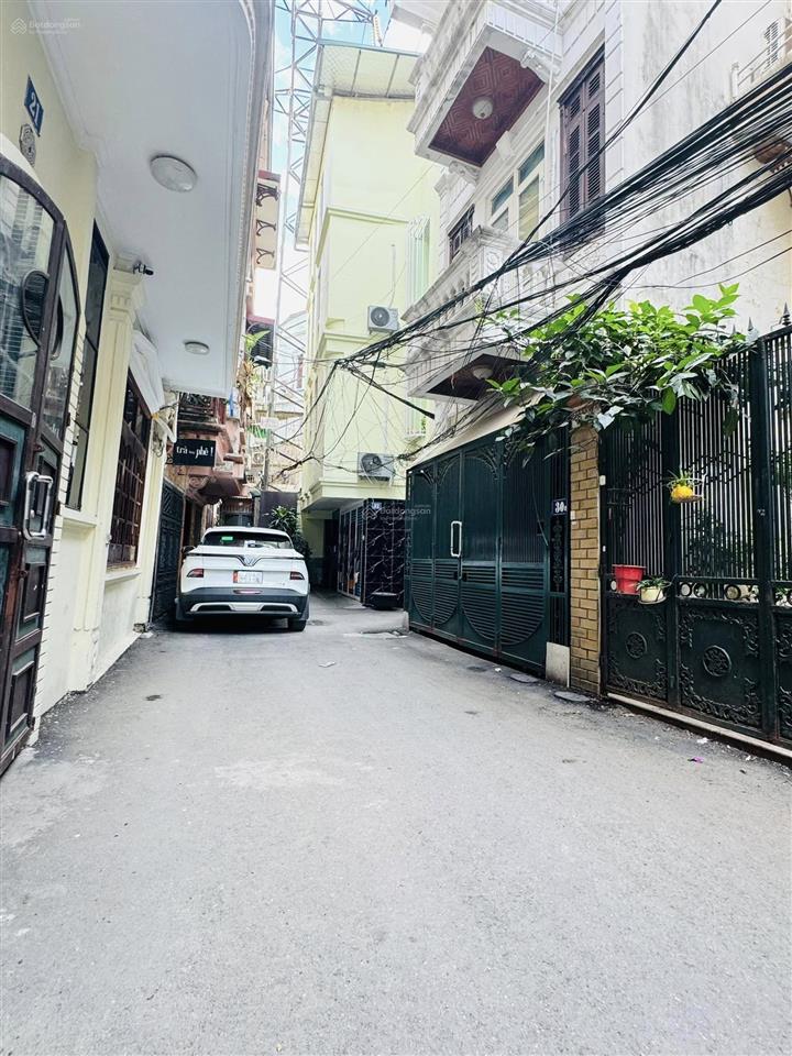 Cần bán gấp nhà 4 tầng, 70m2 phố hào nam, mặt tiền 4,3m, nở hậu, ô tô trong nhà