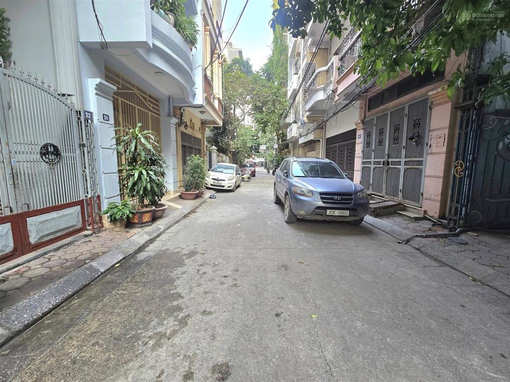 Bán mảnh đất 136m2, mặt tiền 9m, phố lạc trung. mặt tiền to, đường 2 ô tô, có vỉa hè