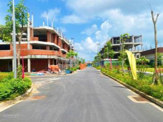 Nhà phố trong lòng khu an ninh khép kín  sổ hồng riêng  ở ngay  cách chợ bình chánh 200m