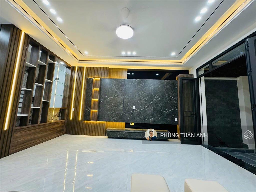 Xuất hiện một căn villa đường lạch tray xây mới, lô góc ô tô đỗ cửa