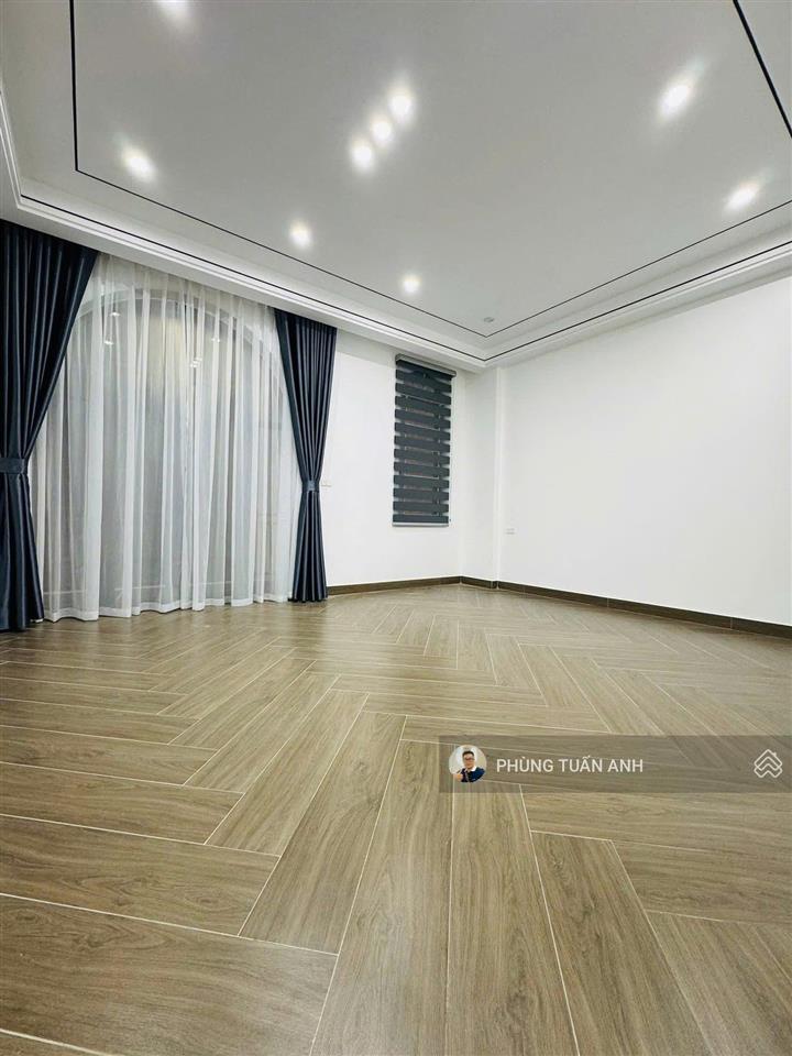 Xuất hiện một căn villa đường lạch tray xây mới, lô góc ô tô đỗ cửa