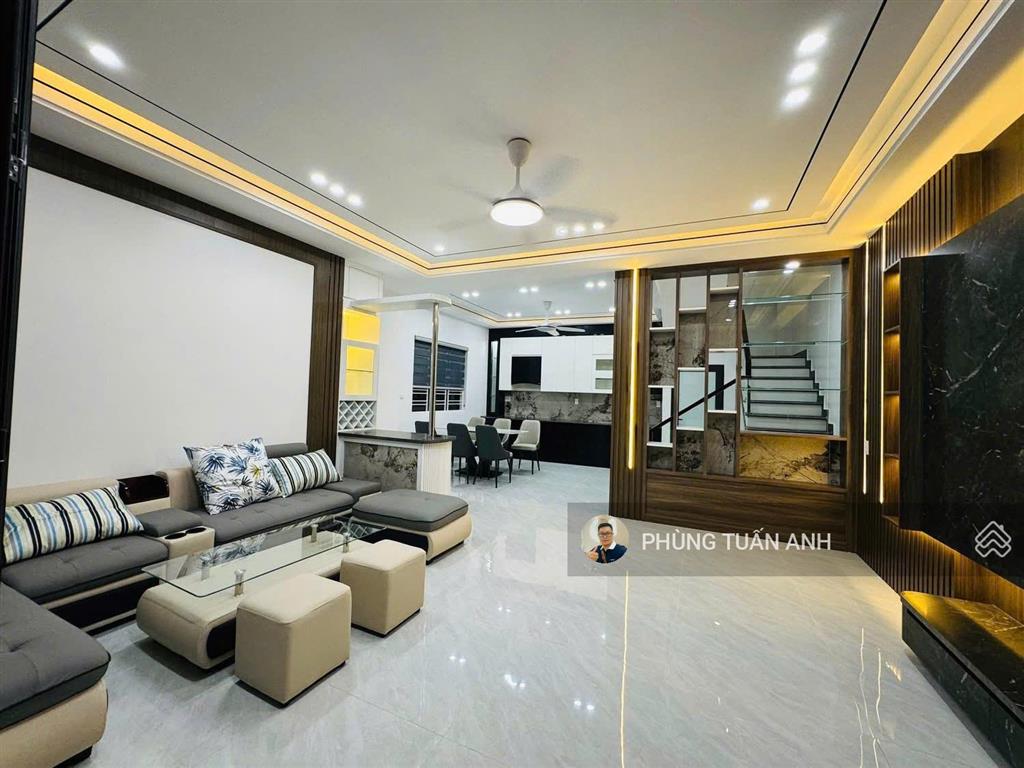 Xuất hiện một căn villa đường lạch tray xây mới, lô góc ô tô đỗ cửa